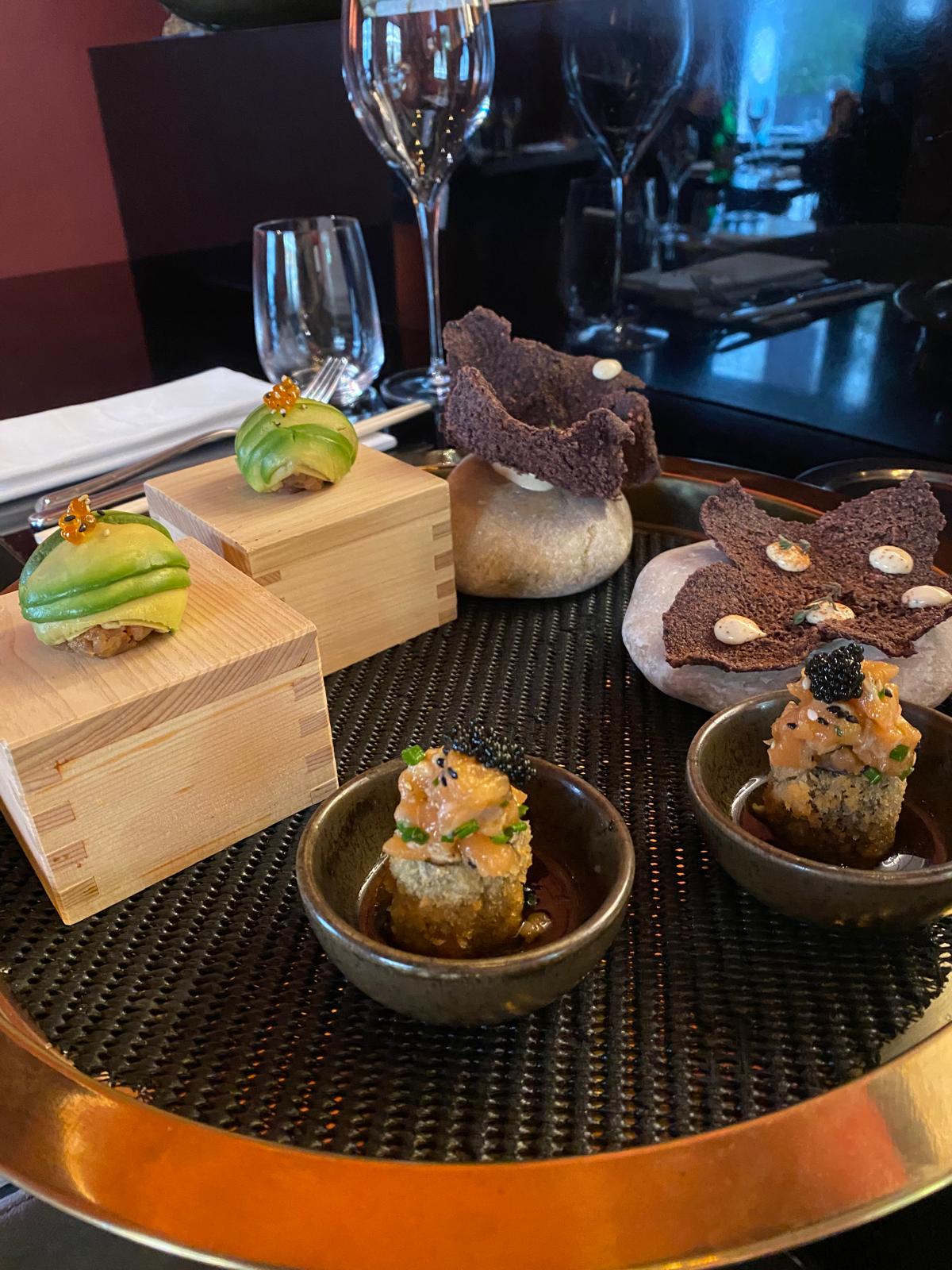 Tavolo molto elegante con sushi e piatti pugliesi rivisitati