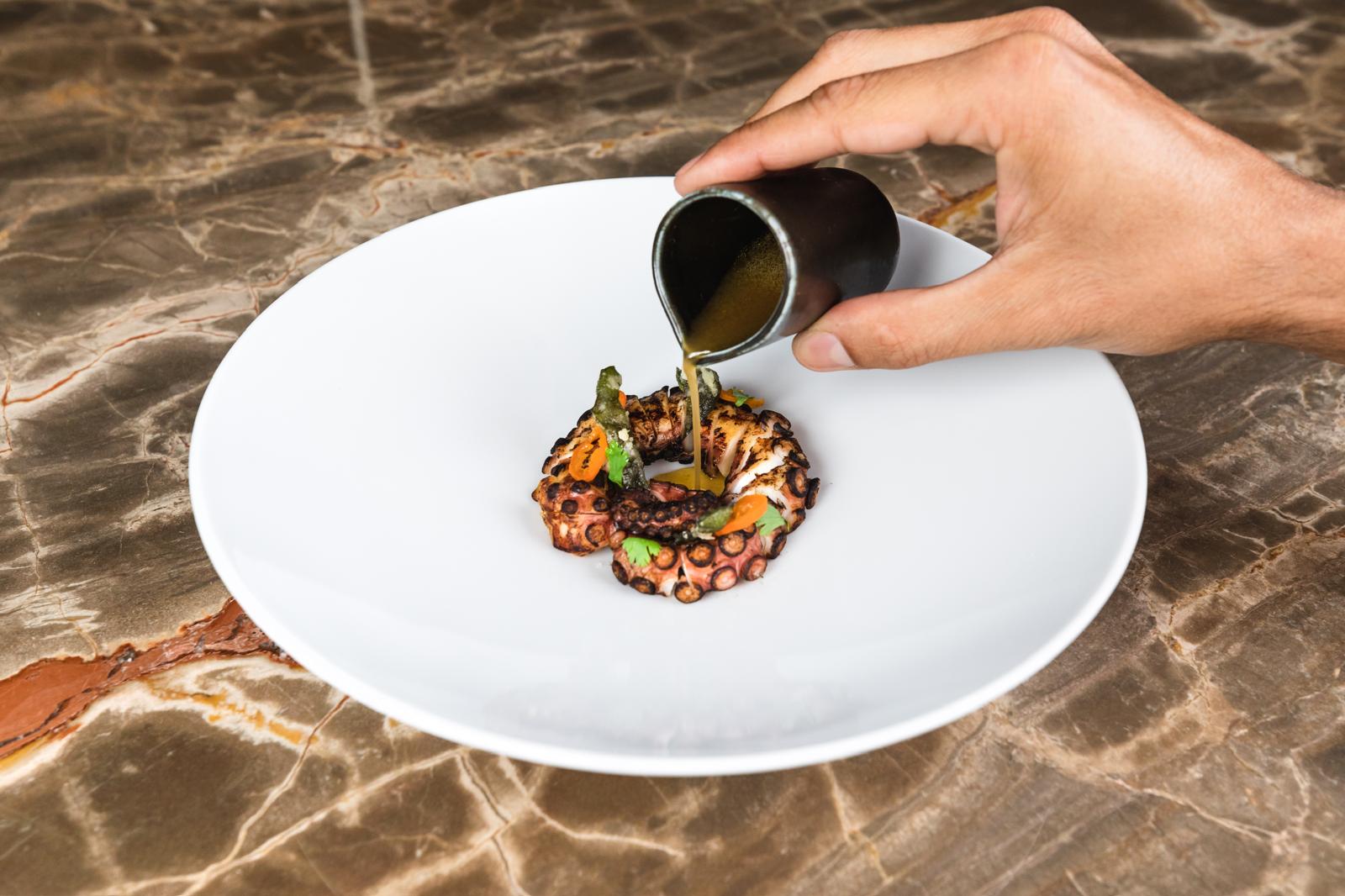 un piatto di polpo e pesce fresco al Vettor Ristorante di Pesce Bari